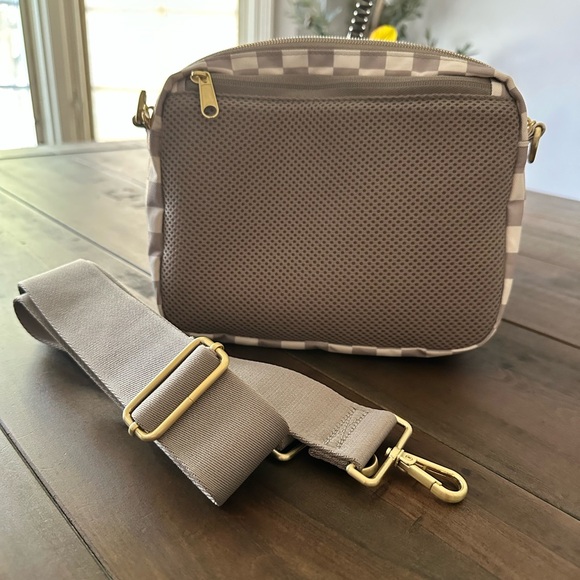 Canvelle City Crossbody - Picture 2 of 7